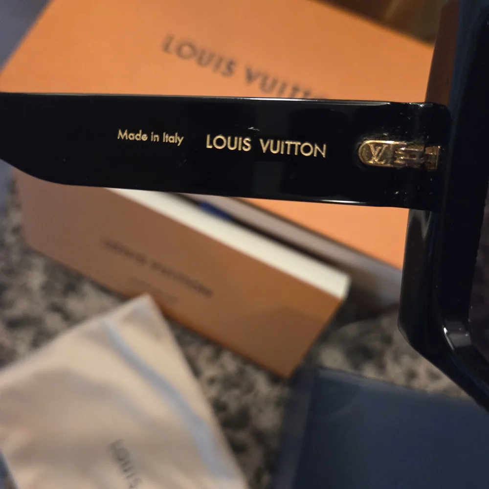 Louis Vuitton Elegant Black Sunglasses - Picture 5 of 6